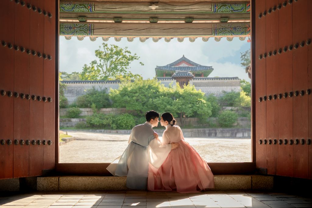 궁궐을 배경으로 한 커플 스냅